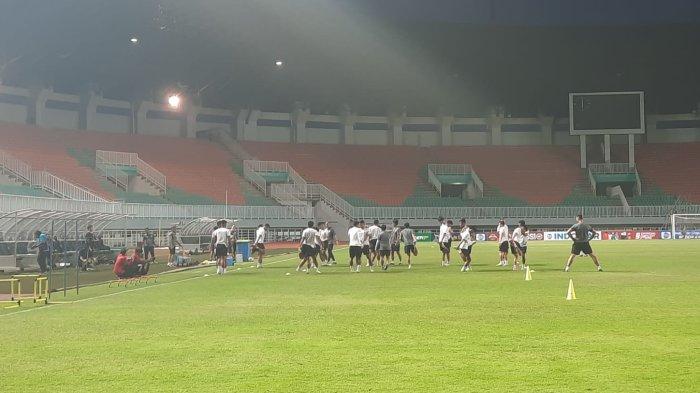 Jelang laga FIFA Matchday kedua melawan Curacao pada Selasa (27/9/2022), tim nasional (timnas) Indonesia menggelar latihan resmi di Stadion Pakansari, Senin (26/9/2022).
