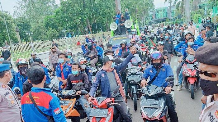 Aksi Unjuk rasa ratusan buruh tergabung dalam Aliansi Buruh Banten Bersatu menggelar aksi unjuk rasa, di depan Kantor Pusat Pemerintahan Kota Tangerang, Kamis(18/11/2021).