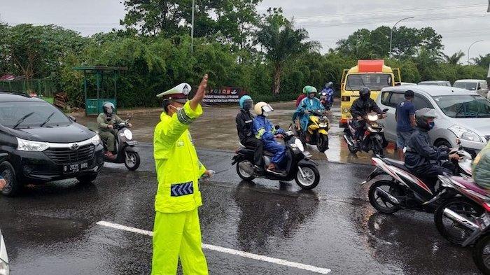 Setelah diguyur hujan sejak pagi Jalan Raya Serang, Balaraja, Kabupaten Tangerang mengalami kemacetan, Selasa (14/9/2021)