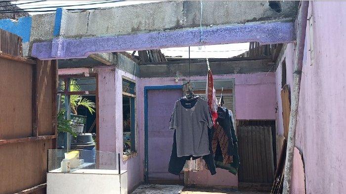 Rumah di Jalan Maulana Hasanudin no.7 RT 01/09, Keluragab Poris Gaga, Kecamatan Batu Ceper, Kota Tangerang, yang berada di tengah jalan akhirnya dibongkar