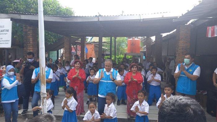 Sosok Ibu Guru Kembar Rossy dan Rian bersama siswa-siswi Sekolah Darurat Kartini