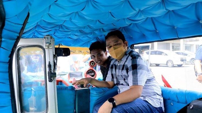 Wali Kota Tangerang Arief Wismansyah saat mencoba angkutan kota dalam pameran Tangerang Auto Show di Mal Alam Sutra, Kota Tangerang, Sabtu (27/11/2021).