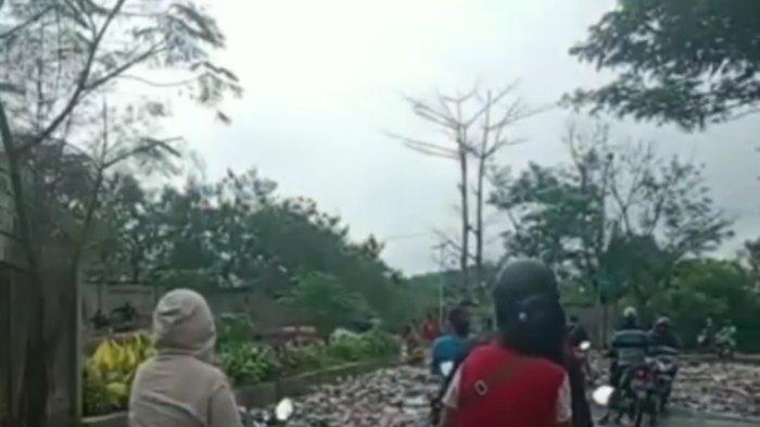 Sebuah video tersebar viral di sosial media Instagram yang menunjukan longsornya Tempat Pembuangan Akhir (TPA) Rawa Kucing, Senin (2/1/2023).