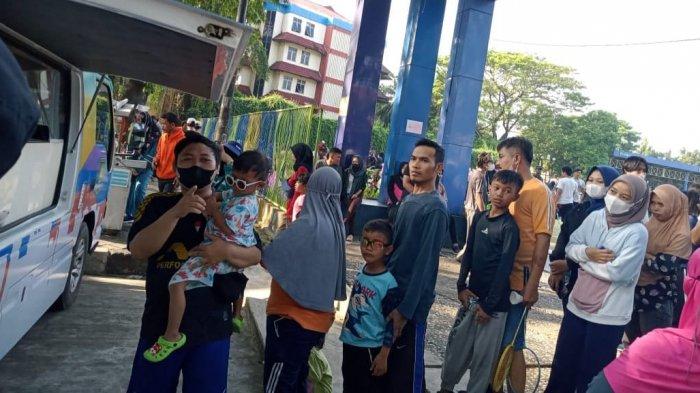 Para pengunjung mengantri untuk mencoba wisata kano yang berlokasi di saluran irigasi Sipon tepatnya di samping Lapangan Ahmad Yani, Kota Tangerang.