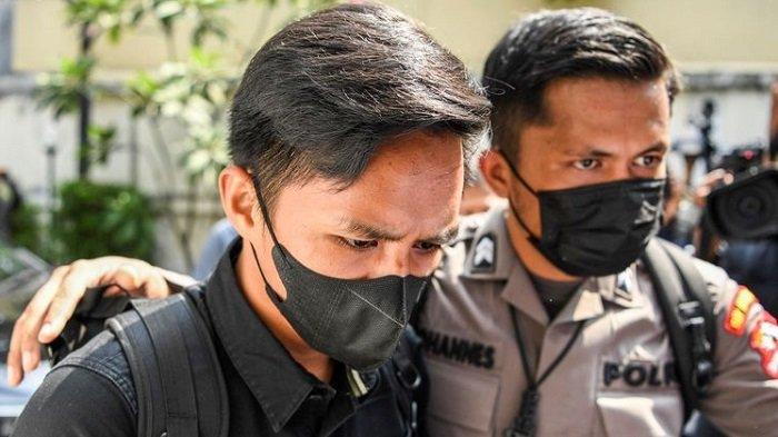 Ajudan Irjen Pol Ferdy Sambo, Bhayangkara Dua Richard Eliezer Pudihang Lumiu atau Bharada E (kiri) berjalan memasuki ruangan saat tiba di Kantor Komnas HAM, Jakarta, Selasa (26/7/2022). Kedatangan Bharada E tersebut untuk dimintai keterangan terkait insiden baku tembak dengan Brigadir Nofriansyah Yoshua Hutabarat atau Brigadir J yang terjadi pada Jumat (8/7) lalu di rumah dinas Kepala Divisi Propam Polri nonaktif Irjen Pol. Ferdy Sambo.