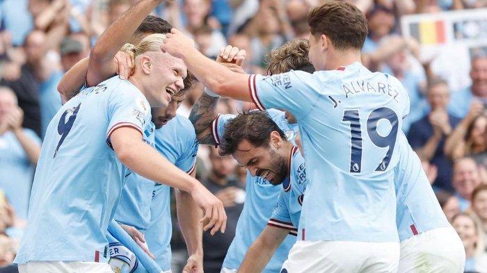 Bintang Manchester City, Erling Haaland (kiri) dan Julian Alvarez