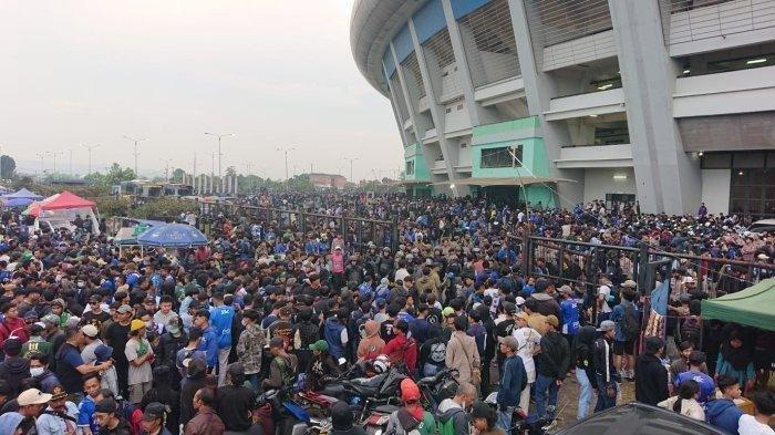 Bobotoh saat mulai memadati Stadion GBLA jelang pertandingan antara Persib vs Persebaya, Jumat (17/6/2022). Dua supporter Persib meninggal dunia karena berdesakan masuk GBLA.