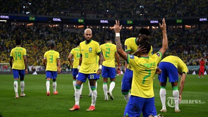 Gelandang Timnas Brasil #07 Lucas Paqueta (kedua kanan, depan) melakukan selebrasi bersama penyerang #20 Vinicius Junior (kedua kanan, belakang) dan #10 Neymar (tengah) serta rekan setimnya yang lain usai mencetak gol keempat dalam babak 16 besar Piala Dunia 2022 Qatar Brasil vs Korea Selatan di Stadium 974, di Doha, Qatar, Senin (5/12/2022) malam waktu setempat.