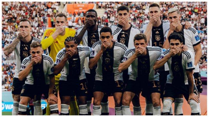 Jerman berfoto dengan pose membekap mulut sebelum laga melawan Jepang di babak fase Grup E Piala Dunia 2022 di Khalifa International Stadium, Doha, Qatar, Rabu (23/11/2022).