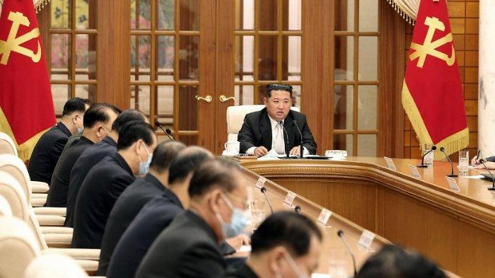 Gambar ini diambil dan dirilis dari Kantor Berita Pusat Korea (KCNA) resmi Korea Utara pada 12 Mei 2022 menunjukkan pemimpin Korea Utara Kim Jong Un (tengah) menghadiri pertemuan biro politik ke-8 Partai Pekerja Korea (WPK) di Pyongyang.
