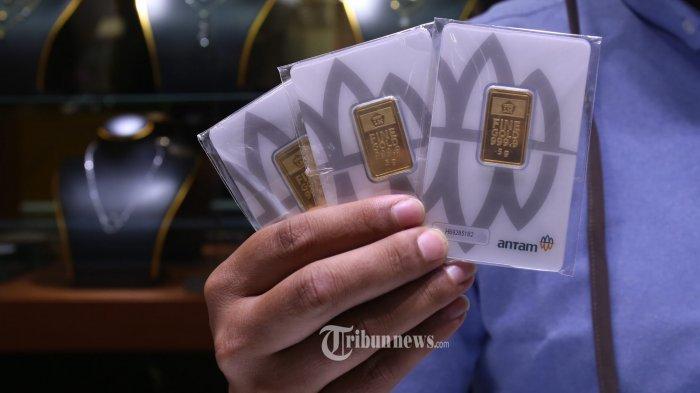 Pedagang logam mulia menunjukan emas batangan Antam di Cikino Gold Center, Jakarta Pusat, Selasa (28/7/2020).