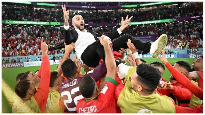 Pelatih Maroko, Walid Regragui, diumbulkan oleh para pemain The Atlas Lions setelah kemenangan mereka atas Spanyol via adu penalti (3-0) di babak 16 besar Piala Dunia 2022 Qatar, Selasa (6/12/2022) malam waktu setempat.
