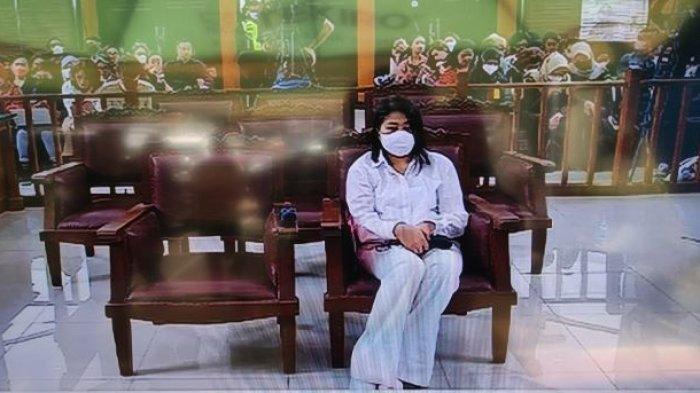 Terdakwa Putri Candrawathi mengenakan pakaian serba putih saat menghadapi sidang tuntutan atas perkara tewasnya Nofriansyah Yoshua Hutabarat alias Brigadir J di Pengadilan Negeri (PN) Jakarta Selatan, Rabu (18/1/2023).