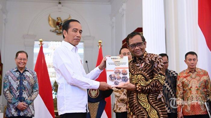 Menko Polhukam Mahfud Md mewakili Tim Penyelesaian Non-Yudisial Pelanggaran HAM Berat Masa Lalu memberikan laporan kepada Presiden Joko Widodo terkait pelanggaran HAM masa lalu di Istana Merdeka, Jakarta, Rabu (11/1/2023). Pemerintah Indonesia mengakui terjadinya 12 pelanggaran HAM berat di masa lalu dan akan memulihkan hak-hak korban secara adil dan bijaksana tanpa menegasikan penyelesaian yudisial.