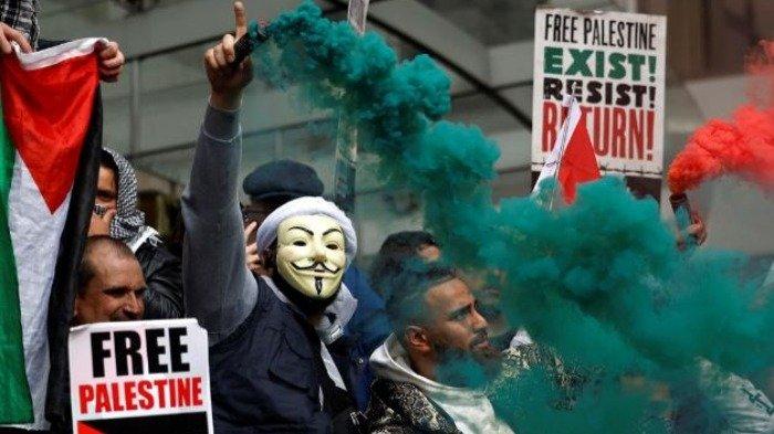 Aktivis dan suporter pro Palestina saat melakukan demonstrasi di London, Inggris, 15 Mei 2021. Ilustrasi