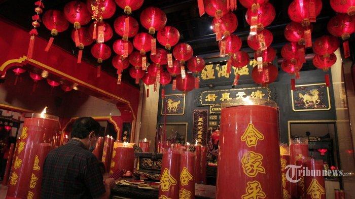 Warga keturunan Tionghoa saat melakukan sembahyang di Kim Tek Le atau Vihara Dharma Bakti, Petak Sembilan Glodok, Jakarta Barat, Kamis (11/2/2021). Perayaan Imlek tahun ini berbeda dari tahun sebelumnya dimana pada masa pandemi peribadatan di malam imlek ditiadakan. Namun pihak vihara tetap membuka bagi masyarakat yang ingin beribadah mulai pukul 06.00 WIB hingga 16.00 WIB. Pihak penyelenggara juga membatasi jumlah umat yang berdoa pada hari imlek, maksimal 50 orang dengan metode nomor antrean untuk menghindari kerumunan saat melakukan ibadah.