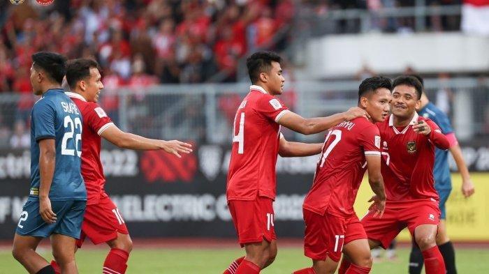 Para pemain Timnas Indonesia merayakan gol Syahrian Abimanyu #17 yang masuk ke gawang Brunei Darussalam pada pertandingan Grup A Piala AFF 2022 di Stadion Kuala Lumpur, Senin (26/12) sore WIB. (Twitter @PSSI)