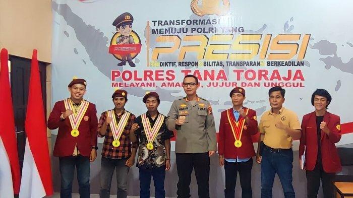 Panitia Rakernas XI PMKRI bersama Kapolres Tana Toraja Juara Silalahi dan Kasat Intel, AKP Marthen Ma'na di Mapolres Tana Toraja, Selasa (1/11/2022).