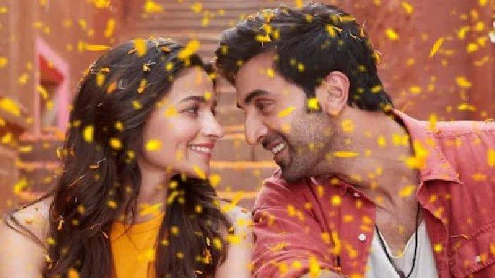 Bintang Bollywood Ranbir Kapoor (39) menikahi rekan sesama akrtis, Alia Bhatt (29) dalam sebuah pesta sederhana di rumah mereka di Mumbai, India.