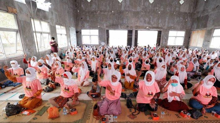 Sejumlah emak-emak di Gedung Idam Manunggal, Dusun Serayu, Bantul, DI Yogyakarta, menggelar doa dan zikir bersama, Senin (5/9/2022), sebagai bentuk dukungan mereka terhadap Gubernur Jawa Tengah, Ganjar Pranowo menjadi pemimpin Indonesia di tahun 2024 mendatang.