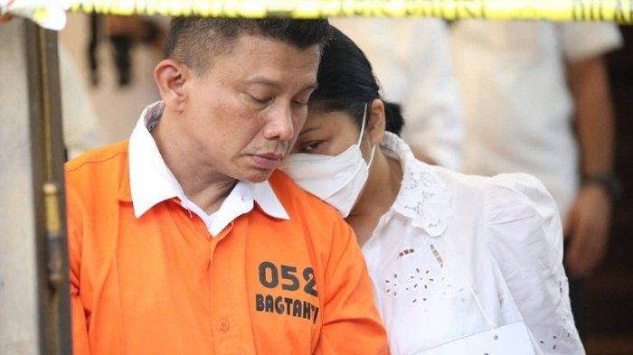 Ferdy Sambo dan istri Putri Candrawathi di sela-sela menjalani rekontruksi pembunuhan terhadap anggota Polri, Brigadir J, di rumah mereka di kawasan Durentiga, Jakarta Selatan. Kamaruddin Simanjuntak mengatakan berdasarkan konfirmasi yang dilakukan dirinya ke Kabareskrim Komjen Agus Andrianto, Dirtipidum Brigjen Andi Rian Djajadi serta Dirtipdeksus Polri, semuanya membenarkan bahwa Ferdy Sambo sudah menikah lagi dengan wanita lain yang disebutnya si cantik. Menurut Kamaruddin karena pernikahan Ferdy Sambo dengan si cantik itulah, yang menjadi awal mula motif pembunuhan berencana terhadap Brigadir J dilakukan.