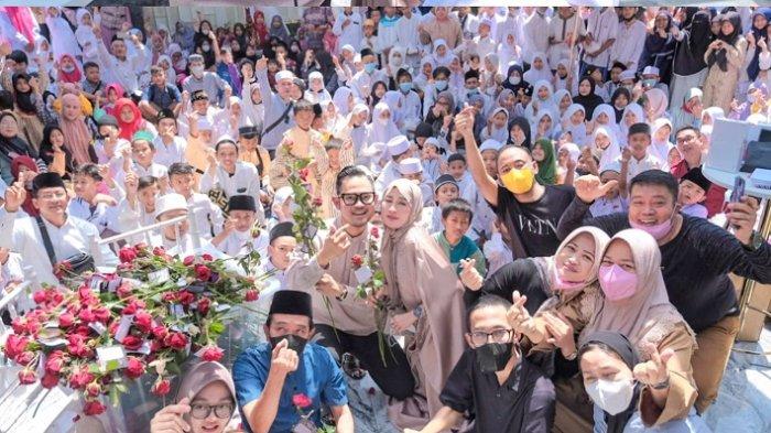 Tak hanya didatangi seribu anak yatim, Gilang Widya Pramana juga mendapatkan hadiah seribu tangkai bunga mawar dari sang istri.
