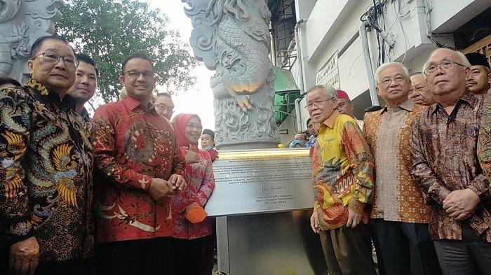 Gubernur DKI Jakarta, Anies Baswedan berpose bersama sejumlah tokoh Tionghoa usai meresmikan Gapura Glodok Pecinan, Kecamatan Taman Sari, Jakarta Barat, Kamis (30/6/2022).