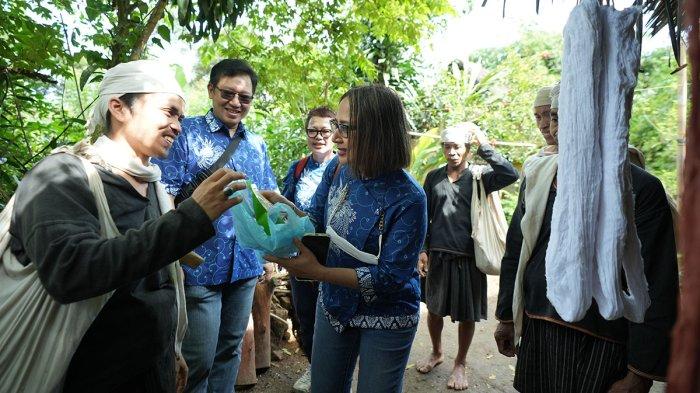 EVP Corporate Communication & Social Responsibility BCA, Hera F. Haryn berdialog dengan warga Desa Wisata Saba Budaya Baduy