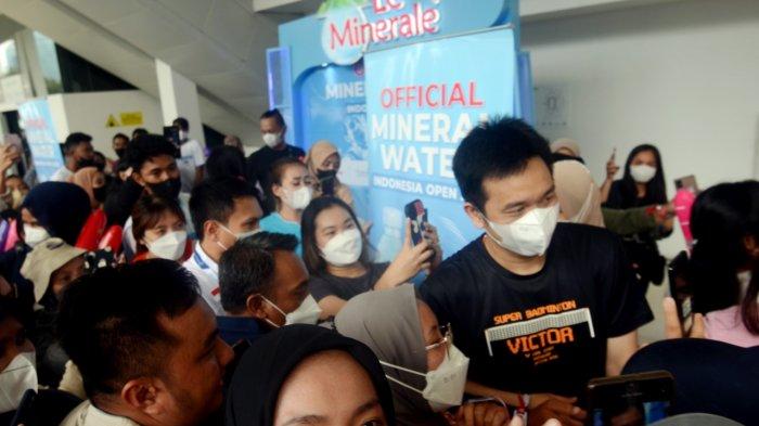 Penggemar mengajak pasangan ganda putra Indonesia Mohammad Ahsan dan Hendra Setiawan berfoto bersama dalam acara jumpa fans di sela-sela penyelenggaraan Indonesia Open 2022 di Istora Senayan, Kompleks Gelora Bung Karno, Kecamatan Tanah Abang, Jakarta Pusat, Rabu (15/6/2022).