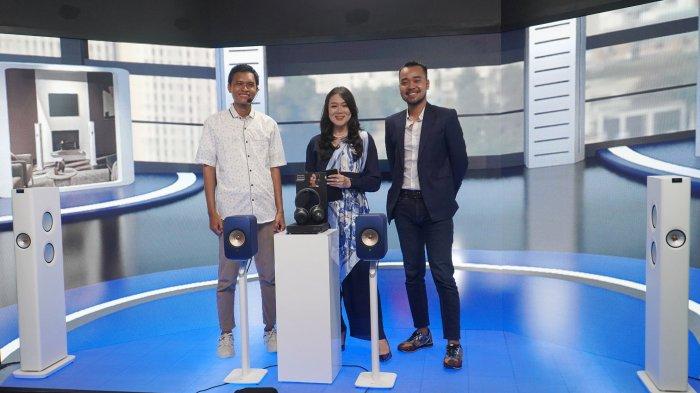 (ki-ka) Product Trainer V2 Indonesia Riyadus Solihin, Host Yenny Wiyana dan Chief Marketing Officer V2 Indonesia Nandyan banyu Biru sedang membuka acara bertajuk Napak Tilas 61 Tahun Berkarya KEF: Sang Pelopor Keunggulan Teknologi dan Inovasi Dalam Suara bertempat di House of Future (HoF), Plaza Indonesia Level 3, Jakarta Pusat, Kamis (8/12/2022).