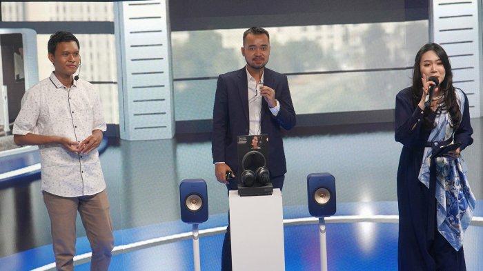 (ki-ka) Product Trainer V2 Indonesia Riyadus Solihin, Chief Marketing Officer V2 Indonesia Nandyan banyu Biru dan Host Yenny Wiyana saat menjawab pertanyaan dari awak media dalam acara bertajuk Napak Tilas 61 Tahun Berkarya KEF: Sang Pelopor Keunggulan Teknologi dan Inovasi Dalam Suara bertempat di House of Future (HoF), Plaza Indonesia Level 3, Jakarta Pusat, Kamis (8/12/2022).
