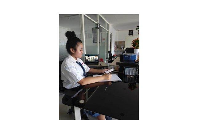 Lidya Margareth Kuhuparuw, pelajar kelas IX Sekolah Menengah Pertama Kristen (SMPK) Shining Stars, Timika, Papua yang mengikuti Kompetisi Sains Nasional (KSN) tahun 2021 melalui Puspresnas secara daring tanggal 7 – 13 November 2021 bidang Ilmu Pengetahuan Sosial (IPS) tingkat SMP.