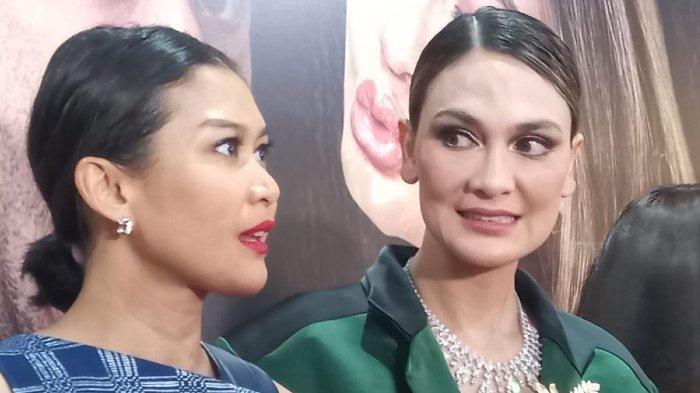 Bintang film Luna Maya dan Marissa Anita mengenalkan film Mendarat Darurat di Bioskop XXI Plaza Senayan, Jalan Asia Afrika, Senayan, Tanah Abang, Jakarta Pusat, Jumat (3/9/2022). Film Mendarat Darurat tayang di bioskop Indonesia pada 8 September 2022.