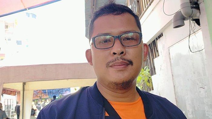 Lurah Pegangsaan, Sendi Yusuf (40) saat ditemui di lokasi kebakaran di Jalan Cikini Kramat, Kelurahan Pegangsaan, Kecamatan Menteng, Jakarta Pusat, dilalap si jago merah, pada Selasa (27/9/2022).
