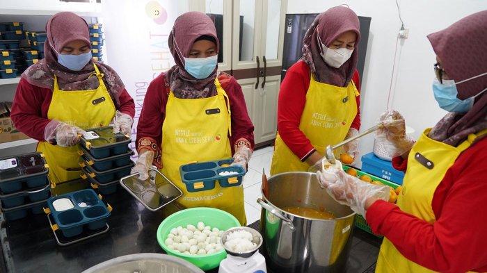 Para kader di Desa Gintungkerta melakukan persiapan untuk pendistribusian makanan sehat di Dapur Sehat Atasi Stunting (Dashat) yang dihadirkan oleh Nestlé Indonesia bersama Badan Kependudukan dan Keluarga Berencana Nasional (BKKBN) sebagai upaya untuk membuka akses lebih banyak bagi masyarakat untuk mendapatkan makanan yang bergizi dan mendapatkan informasi mengenai gizi seimbang dan pola hidup sehat agar terhindar dari malnutrisi khususnya gizi kurang kronik yang kemudian dikenal dengan stunting.