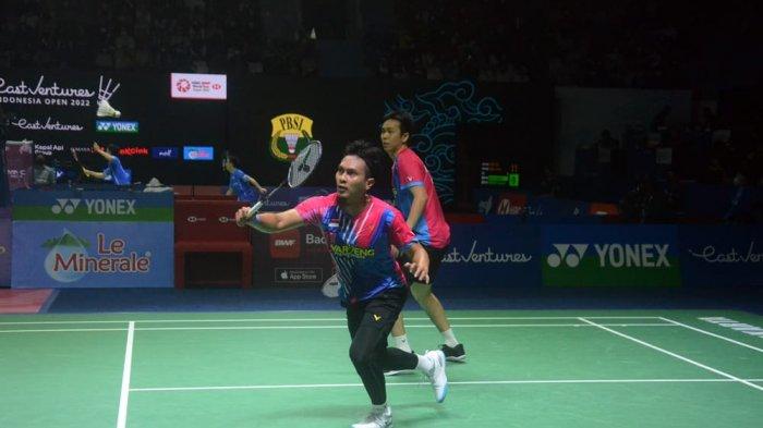 Aksi pebulu tangkis ganda putra Indonesia, Mohammad Ahsan (depan) dan Hendra Setiawan di ajang Indonesia Open 2022 yang berlangsung di Istora Senayan, Tanah Abang, Jakarta Pusat. Ahsan/Hendra selalu fokus menjaga kondisi tubuh agar tetap bugar.