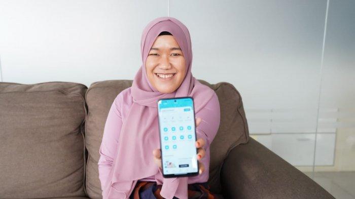 Ilustrasi. Pelanggan PLN menggunakan aplikasi PLN Mobile.