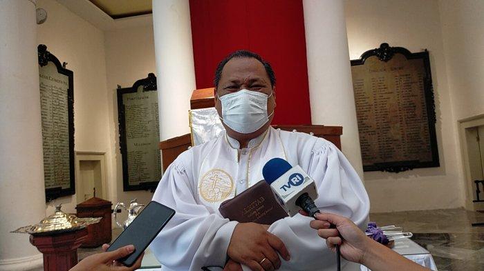 Ketua Majelis Jemaat GPIB Immanuel Jakarta, Pendeta Abraham Ruben Persang saat ditemui usai Ibadah Kenaikan Tuhan Yesus di Gereja Protestan di Indonesia bagian Barat (GPIB) Immanuel, Kecamatan Gambir, Jakarta Pusat, Kamis (26/5/2022).