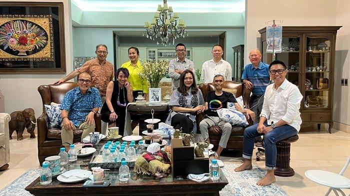 Penggagas Panasonic Awards Rinaldi Sjarif (duduk nomor 2 dari kanan) wafat dalam usia 62 tahun akibat kanker lever. Pria kelahiran Jakarta 24 Maret 1960 ini meninggalkan seorang istri, Dinuk Ashaf, dan dua anak, Naila Sjarif & Rafi Sjarif.