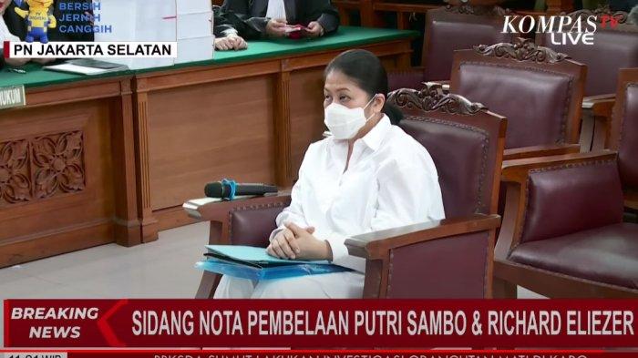 Putri Candrawathi menjalani sidang lanjutan kasus pembunuhan Brigadir J di PN jakarta Selatan, Rabu (25/1/2023) dengan agenda pembacaan pleidoinya selaku terdakwa. Dalam pleidoinya, Putri sempat menceritakan kisah cintanya dengan suaminya Ferdy Sambo