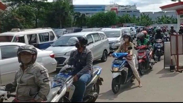 Pengendara mobil dan motor sedang antre ingin mengisi BBM jelang kenaikan harga.