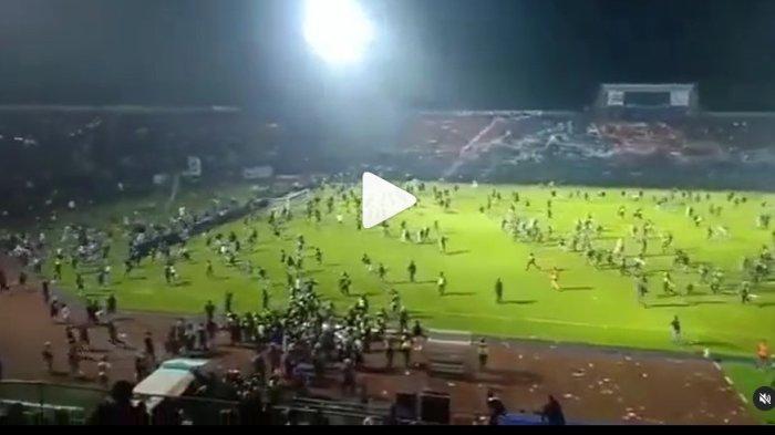 Tangkapan layar saat suporter Arema FC yakni Aremania menyerbu masuk ke dalam lapangan di Stadion Kanjuruhan, Malang, Jawa Timur, usai timnya dikalahkan Persebaya Surabaya, Sabtu (1/10/2022) malam.