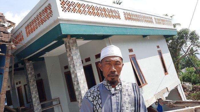 Ustaz Ujang Apipul Hidayat, pengelola Pesantren Almubarok di Kampung Cisarua, Desa Sarampad, Kecamatan Cugenang, Kabupaten Cianjur.