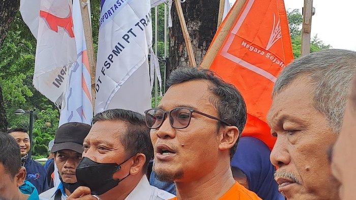 Wakil Ketua FSPMI DKI Jakarta, Triwidianto (baju oranye) saat ditemui di tengah demo, di depan Balai Kota, di Jalan Medan Merdeka Selatan, Kecamatan Gambir, Jakarta Pusat, Jumat (2/12/2022).
