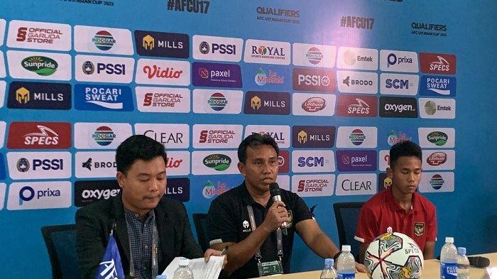 Pelatih Timnas Indonesia U17 Bima Sakti (Tengah) mengatakan tak risau kapten andalannya Iqbal Gwijangge absen saat jumpa Malaysia pada Kualifikasi Piala Asia U17, Minggu (9/10/2022).