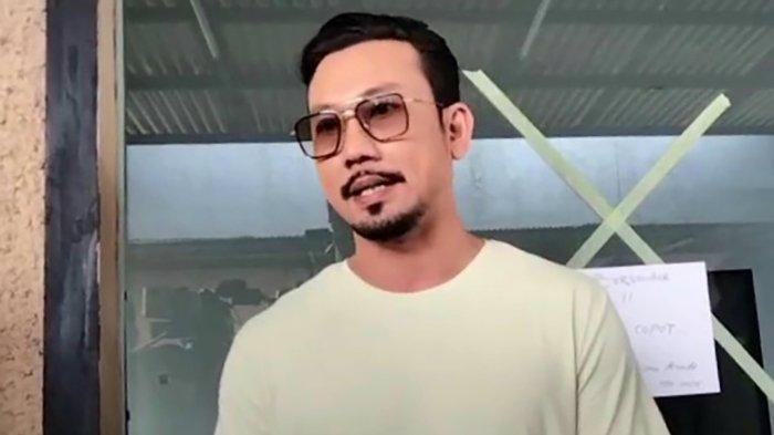 Bintang film Denny Sumargo di kawasan Mampang Prapatan, Jakarta Selatan, Selasa (25/1/2022).