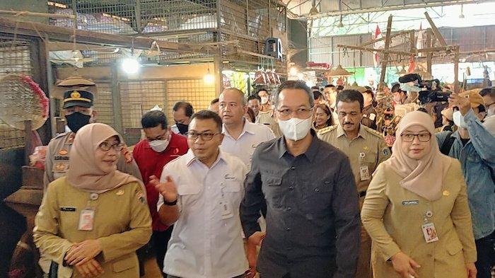Penjabat (Pj) Gubernur DKI Jakarta, Heru Budi Hartono sambangi Pasar Induk Kramat Jati, Kecamatan Kramat Jati, Jakarta Timur, Selasa (6/12/2022).
