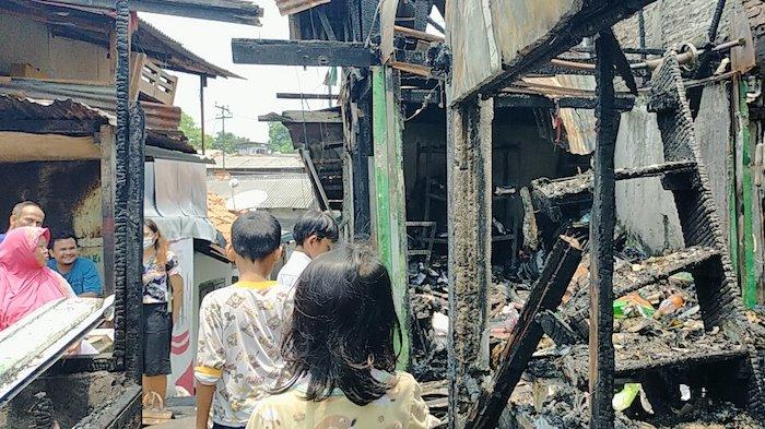 Permukiman warga di Jalan Cikini Kramat, Kelurahan Pegangsaan, Kecamatan Menteng, Jakarta Pusat, dilalap si jago merah, pada Selasa (27/9/2022) dini hari.