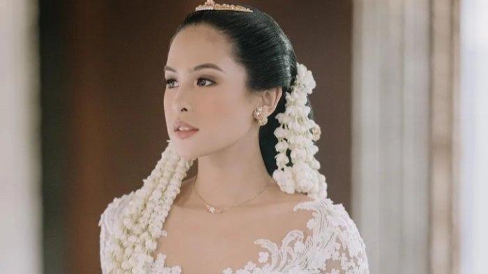 Pemain film dan penyanyi Maudy Ayunda memamerkan foto sedang mengenakan busana pengantin adat Jawa, Minggu (22/5/2022). Benarkah Maudy Ayunda sudah menikah?