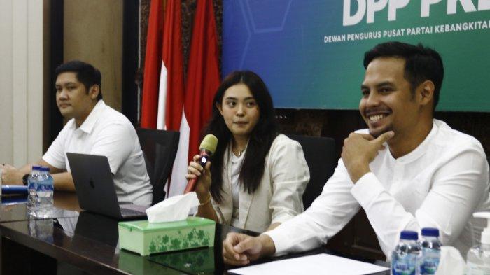 Juru Bicara (Jubir) Milenial Partai Kebangkitan Bangsa (PKB) Michael Sinaga (kiri), Nada Fuady (tengah) dan Dira Martamin (kanan) menggelar konferensi pers dengan tema